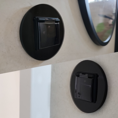 Gniazdo hermetyczne z ramką okrągłą efekt szkła seria ICON kolor czarny