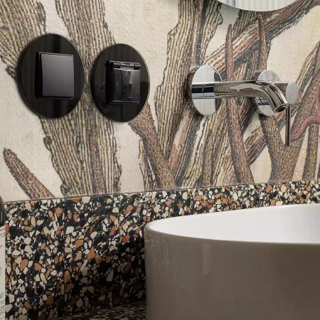 Gniazdo hermetyczne z ramką okrągłą efekt szkła seria ICON kolor czarny