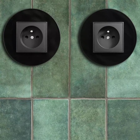 Gniazdo hermetyczne z ramką okrągłą efekt szkła seria ICON kolor czarny