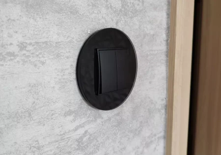 Karlik Icon Włącznik Zwierny Czarny Mat Ramka Okrągła Czarna