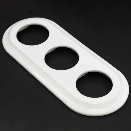 Ramka potrójna okrągła do wyłączników i gniazd 'Retro ceramic' - biała TC-RC-003RW