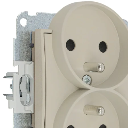 Karlik Seria Mini Mechanizm gniazda podwójnego do ramki z uziemieniem 2x(2P+Z) (przesłony torów prądowych) kolor taupe symbol 60MGPR-2zp