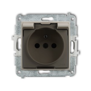 Karlik Seria Mini Mechanizm gniazda bryzgoszczelnego z uziemieniem 2P+Z (klapka dymna, przesłony torów prądowych) kolor taupe symbol 60MGPB-1zdp