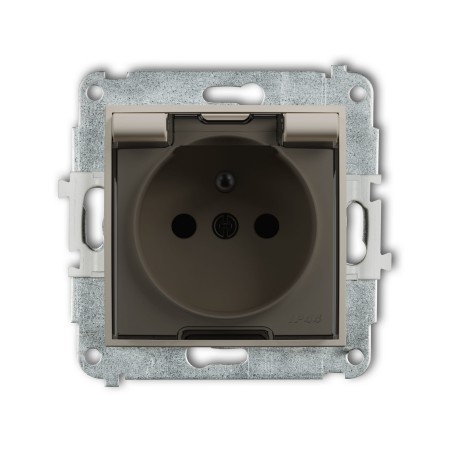Karlik Seria Mini Mechanizm gniazda bryzgoszczelnego z uziemieniem 2P+Z (klapka dymna, przesłony torów prądowych) kolor taupe symbol 60MGPB-1zdp