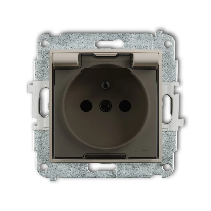 Karlik Seria Mini Mechanizm gniazda bryzgoszczelnego z uziemieniem 2P+Z (klapka dymna, przesłony torów prądowych) kolor taupe symbol 60MGPB-1zdp