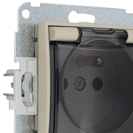 Karlik Seria Mini Mechanizm gniazda bryzgoszczelnego z uziemieniem 2P+Z (klapka dymna, przesłony torów prądowych) kolor taupe symbol 60MGPB-1zdp