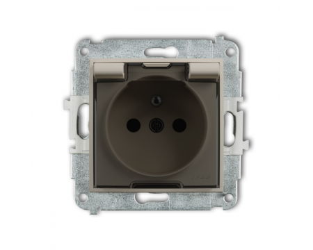 Karlik Seria Mini Mechanizm gniazda bryzgoszczelnego z uziemieniem 2P+Z (klapka dymna, przesłony torów prądowych) kolor taupe symbol 60MGPB-1zdp