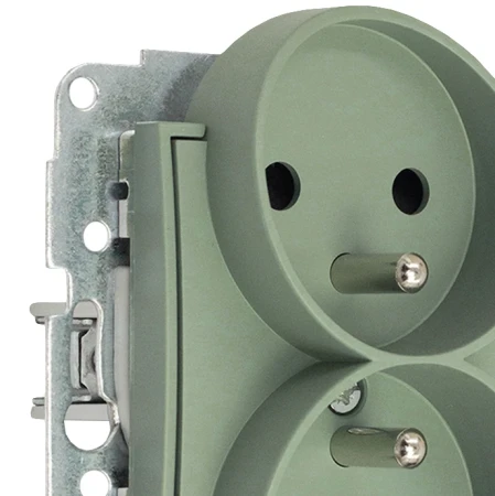 Karlik Seria Mini Mechanizm gniazda podwójnego do ramki z uziemieniem 2x(2P+Z) (bez przesłon torów prądowych) kolor szałwiowy symbol 61MGPR-2z