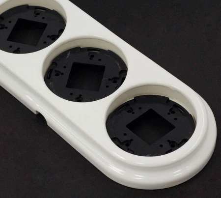 Ramka potrójna okrągła do łączników i gniazd natynkowych 'Retro ceramic' - biała TG-RCS-003RW