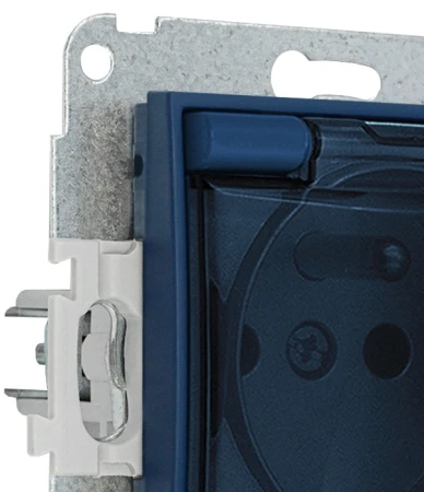 Karlik Seria Mini Mechanizm gniazda bryzgoszczelnego z uziemieniem 2P+Z (klapka dymna, przesłony torów prądowych) kolor navy blue symbol 64MGPB-1zdp