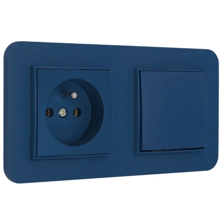 Włącznik pojedynczy z gniazdem pojedynczym z ramką zaokrągloną seria MINI kolor navy blue