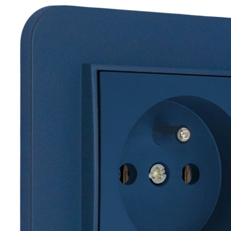 Włącznik podwójny i dwa gniazda pojedyncze z ramką zaokrągloną seria MINI kolor navy blue