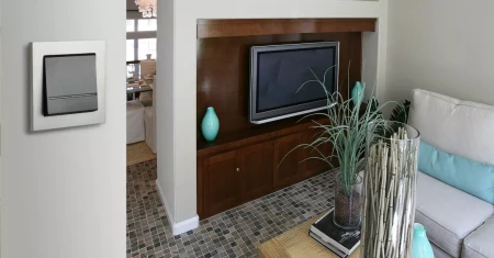 Gniazdo podwójne z przesłonami torów prądowych, kompletne z ramką producent Ospel seria Sonata kolor Czarny mat kod GP-2RP/33